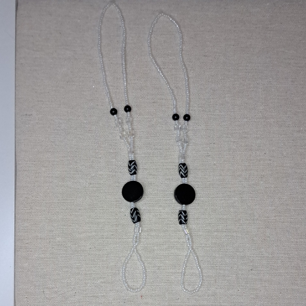 Black and White Beaded Eyglasses Lanyard?